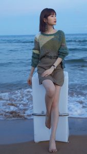 毛晓彤给时尚杂志拍照片，站在沙滩上秀美脚丫