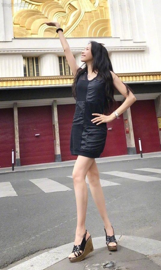 中年女星莫文蔚在巴黎秀她的长腿高跟（第4张/共5张）