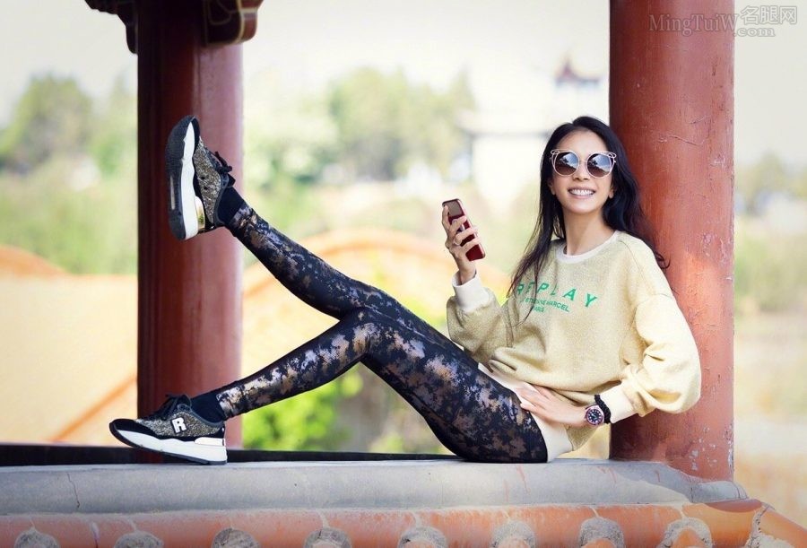 美腿女王莫文蔚穿紧身裤旅游照(1/6)
