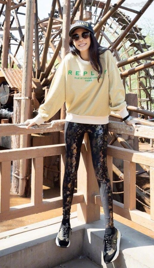 美腿女王莫文蔚穿紧身裤旅游照(5/6)