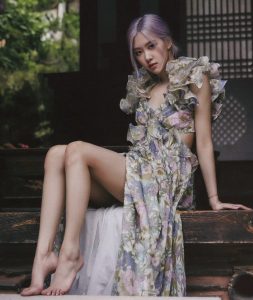 朴彩英紫发造型美腿玉足女神范十足