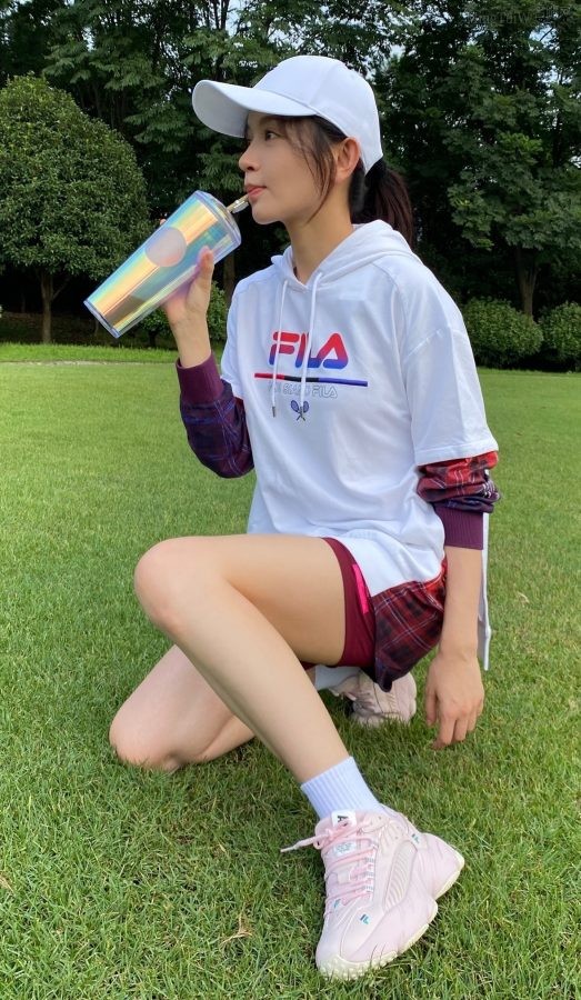 太阳当空照施诗对我笑，绿草地和白玉腿更配(2/6)