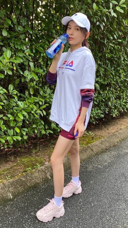 太阳当空照施诗对我笑，绿草地和白玉腿更配(5/6)