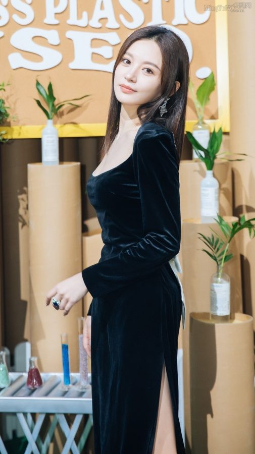 施诗穿低胸露背黑裙给你来点小性感(5/5)