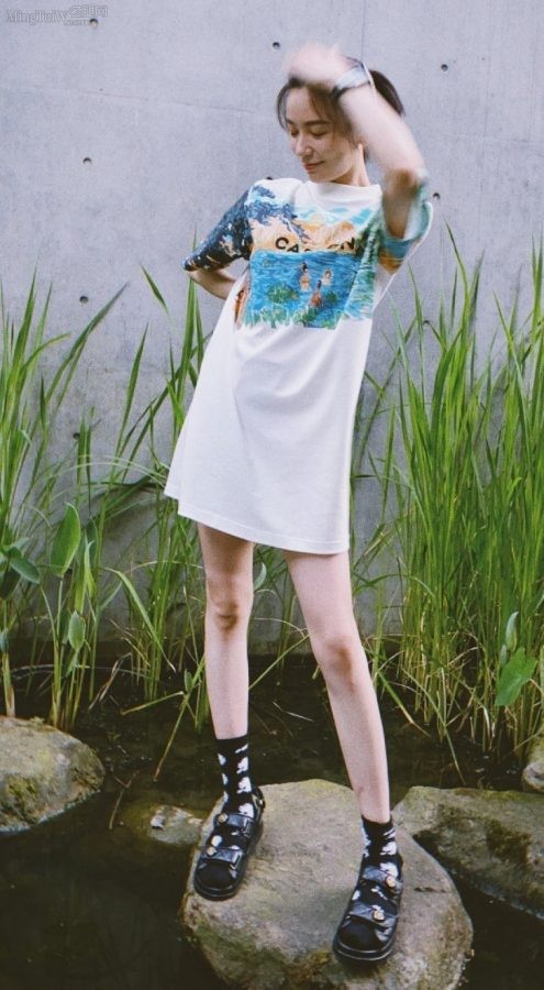 施诗纤细美玉腿生活照(4/6)