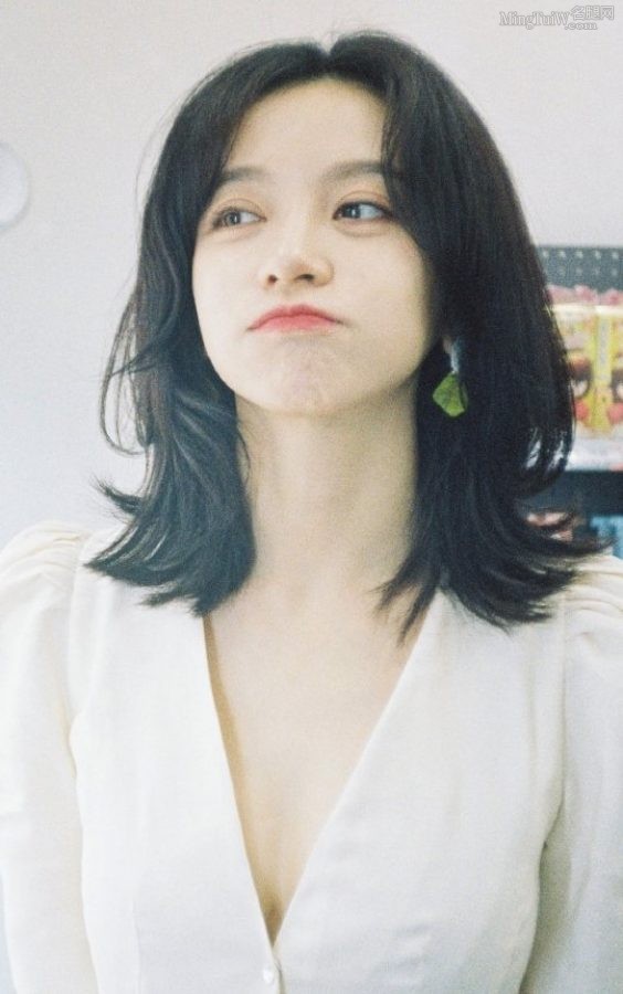 Cute young lady Shi Shi took off her high heels to show her feet(7/7)