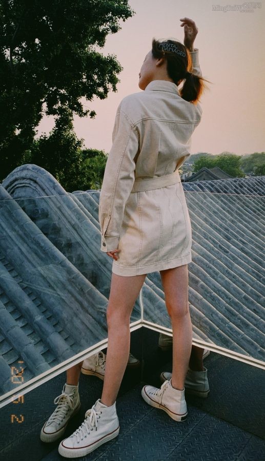 90后女星施诗天台秀美腿(6/7)