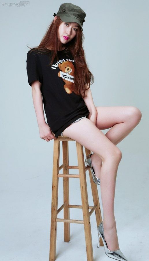 Sun Jingyuan's ultra-short denim hot pants have long and white thighs(4/4)