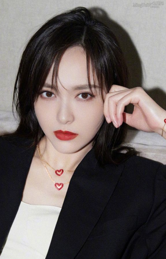 女明星唐嫣白大腿穿长靴沙发里翘二郎腿(4/7)