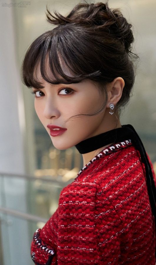 美细腿女明星唐嫣拍写真气质卓然(2/2)