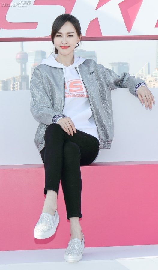 Skechers spokesperson Tang Yan's tight pants have slender legs(1/11)