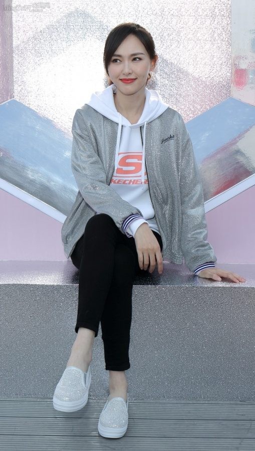 斯凯奇代言人唐嫣紧身裤细长美腿(4/11)