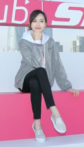 斯凯奇代言人唐嫣紧身裤细长美腿