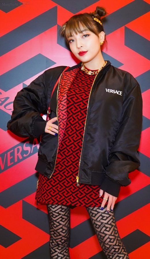 嘻哈歌手VAVA和花样滑冰运动员陈露美腿亮相Versace活动(2/4)