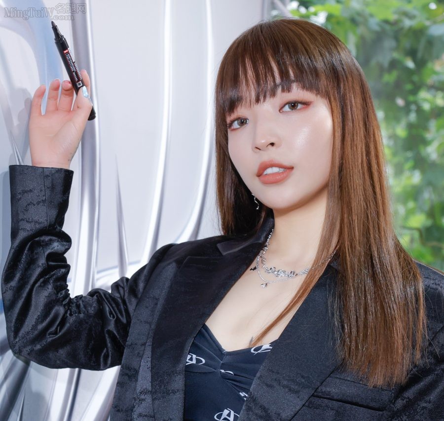 VAVA has long legs and a rebellious temperament wearing leather boots(8/8)