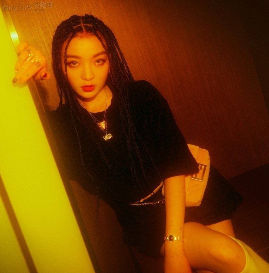 嘻哈说唱女歌手VAVA美腿穿细跟白靴写真(4/4)