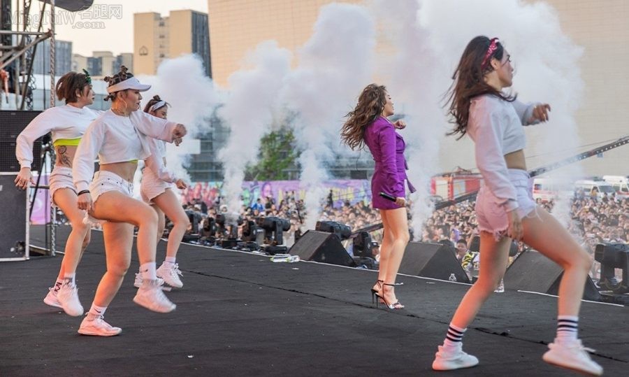 VAVA wore a purple skirt, beautiful legs, and high heels to perform on stage(2/4)