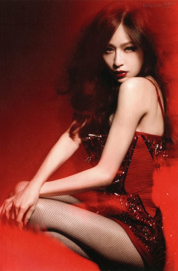 王心凌腿穿黑色渔网袜写真红唇美背细腰美艳(1/8)