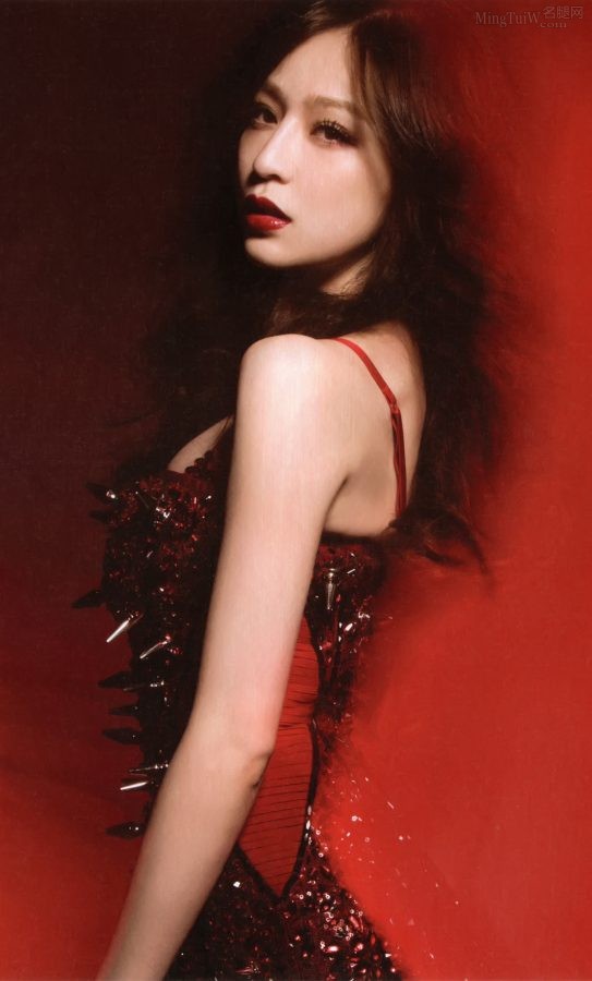 王心凌腿穿黑色渔网袜写真红唇美背细腰美艳(4/8)