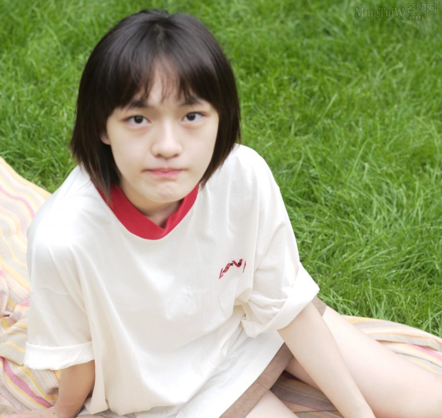 00后女演员文淇少女美腿玩双杠(3/3)