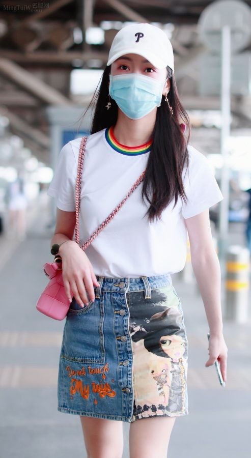 女明星宣璐牛仔裙白玉腿戴口罩机场街拍(4/4)