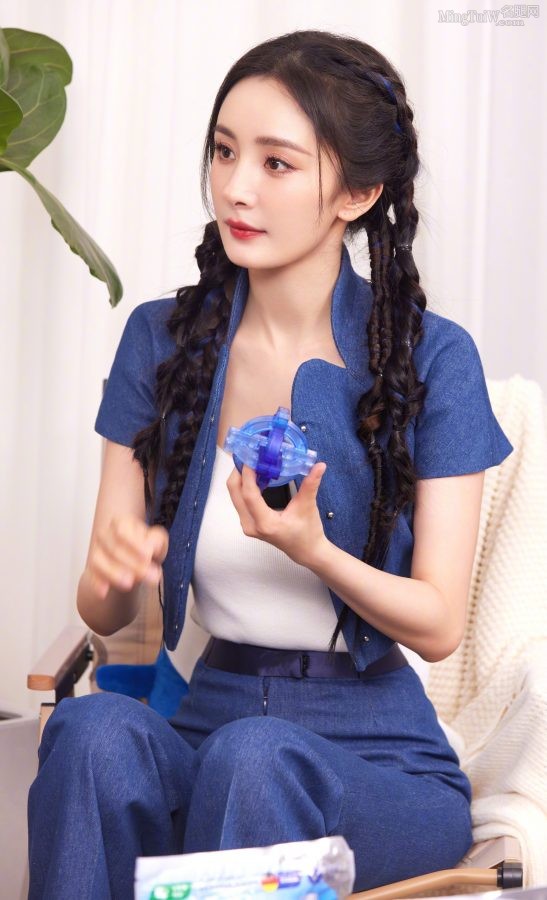 杨幂穿清爽蓝色套装玉足穿透明细高跟鞋直播带货(10/10)