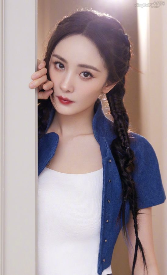 杨幂穿清爽蓝色套装玉足穿透明细高跟鞋直播带货(5/10)