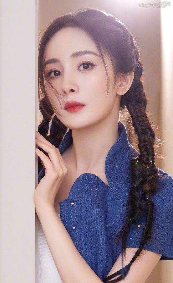 杨幂穿清爽蓝色套装玉足穿透明细高跟鞋直播带货(6/10)