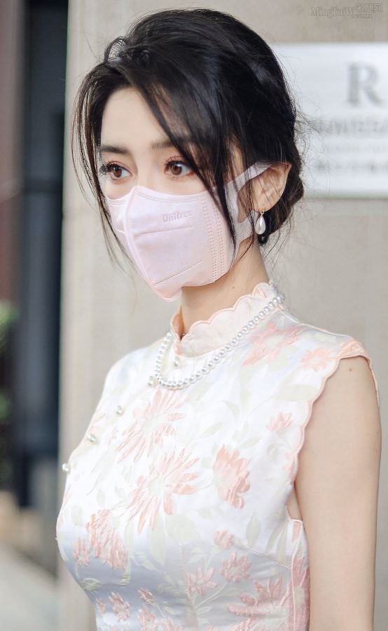 Angelababy杨颖民国风装扮高开叉旗袍露大腿(10/14)