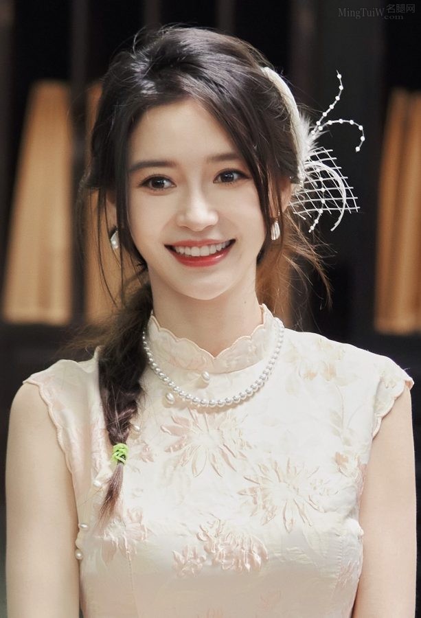 Angelababy杨颖民国风装扮高开叉旗袍露大腿(14/14)