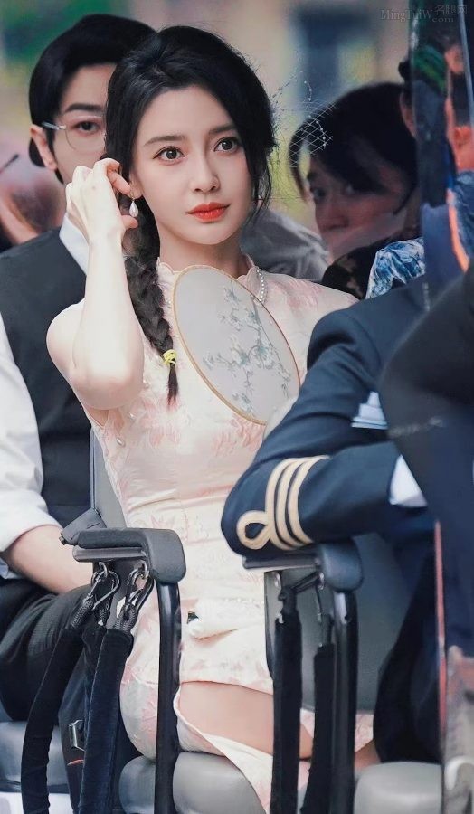 Angelababy杨颖民国风装扮高开叉旗袍露大腿(2/14)