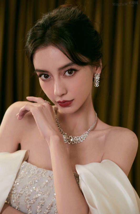 Angelababy杨颖身着白色抹胸裙美脸香肩让人激动万分(2/6)