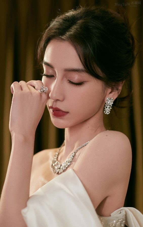 Angelababy杨颖身着白色抹胸裙美脸香肩让人激动万分(3/6)