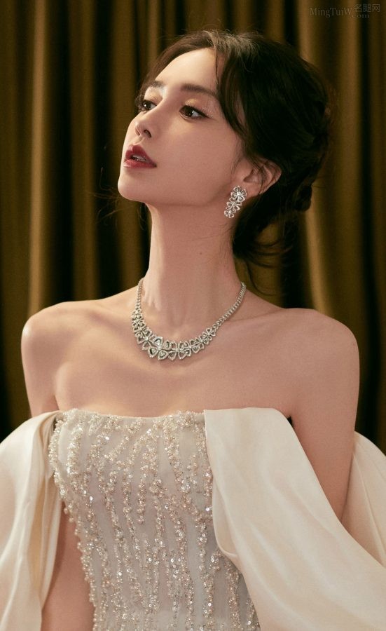 Angelababy杨颖身着白色抹胸裙美脸香肩让人激动万分(6/6)