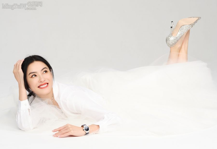 美女明星张柏芝脚穿尖头细高跟白裙纯净(1/6)