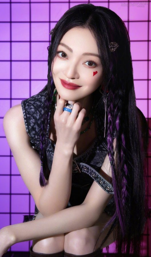 张韶涵年轻叛逆造型美腿白滑(4/9)