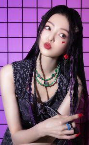 张韶涵年轻叛逆造型美腿白滑