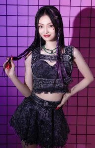 张韶涵年轻叛逆造型美腿白滑
