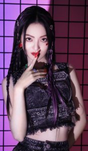 张韶涵年轻叛逆造型美腿白滑