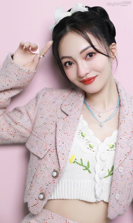 张韶涵露小蛮腰腿穿白色丝袜可以只露了一小截(3/5)