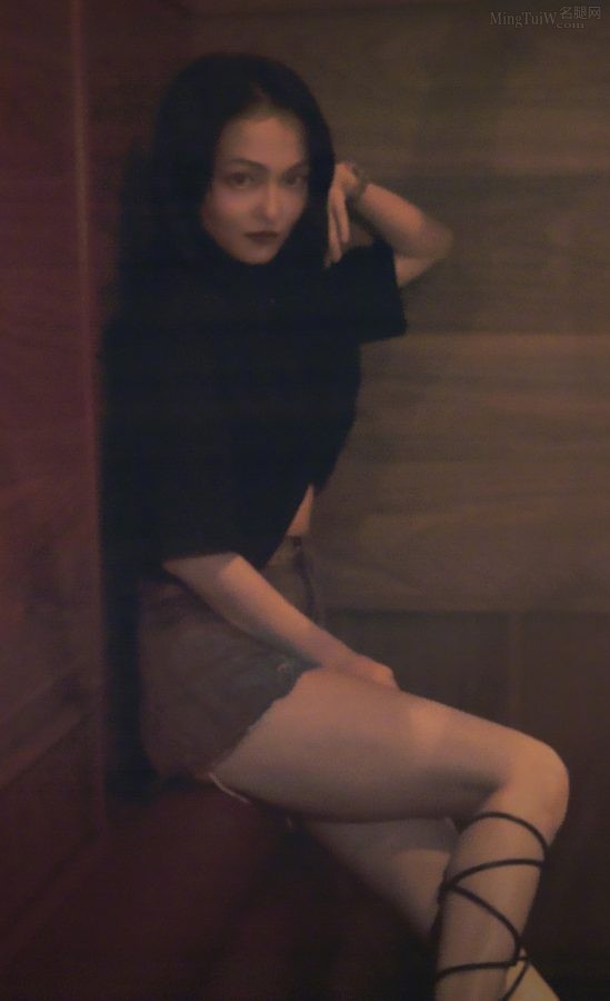 Angela Chang looks beautiful in denim hot pants and wears strappy cool high heels(8/8)