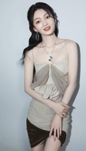 张韶涵录制综艺节目穿吊带裙露香肩肌肤光滑