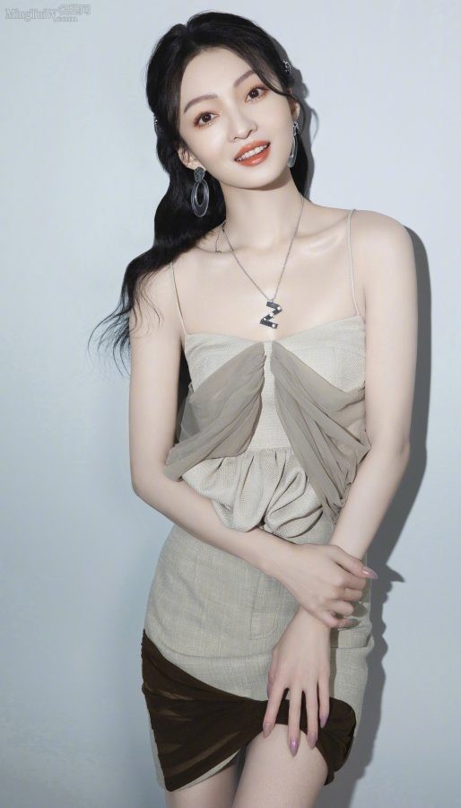 张韶涵录制综艺节目穿吊带裙露香肩肌肤光滑(2/7)