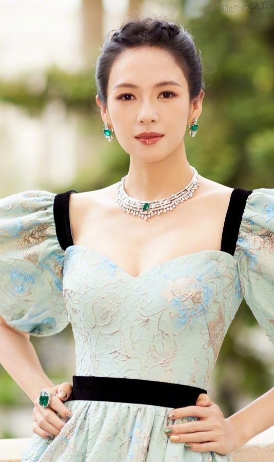 国际章章子怡身穿低胸裙大秀事业线(1/5)