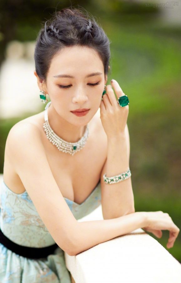 国际章章子怡身穿低胸裙大秀事业线(2/5)