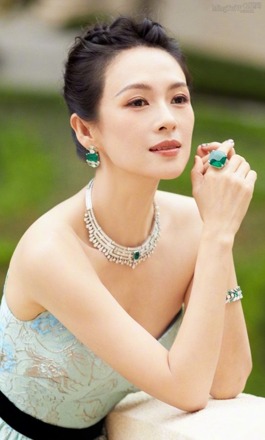 国际章章子怡身穿低胸裙大秀事业线(3/5)