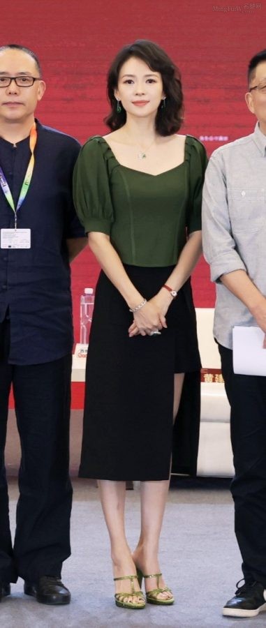 章子怡脚踩细高跟出席活动为什么把腿盖上(8/13)