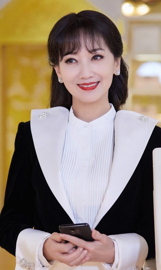 Zhao Yazhi wears textured pantyhose under white pants and white high heels(6/6)