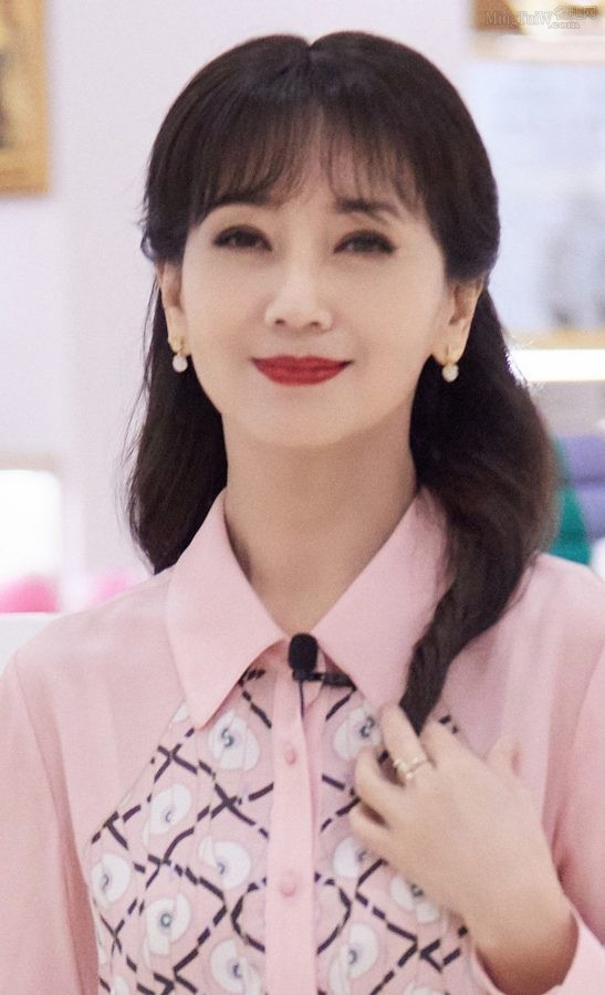 赵雅芝裤里穿丝袜气质温柔(5/6)
