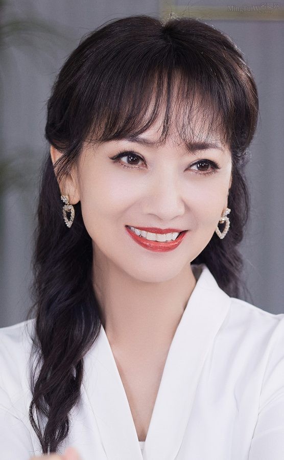 Zhao Yazhi wears pantyhose and high heels to look young(2/4)